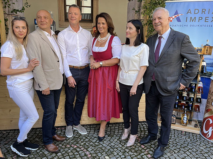 Ministerin Michaela Kaniber am Stand mit kroatischen Delikatessen beim Hoffest 2022 @ Bayerisches Landwirtschaftsministerium v.l.: u.a. Jadranko Arapovic (Aussteller), Michaela Kaniber, Marija Vu&#x010D;kovi&#x0107; (kroatische Landwirtschaftsministerin), Andelka Arapovic (Ausstellerin) sowie Vladimir Duvnjak (Generalkonsul der Republik Kroatien (©Foto: Martin Schmitz)